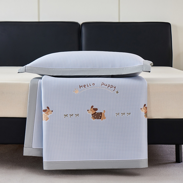 91家纺网 家纺一手货源 找家纺 小牛席业 2026新款腊肠狗绣花凉感冰丝席凉席席子 腊肠狗-蓝色