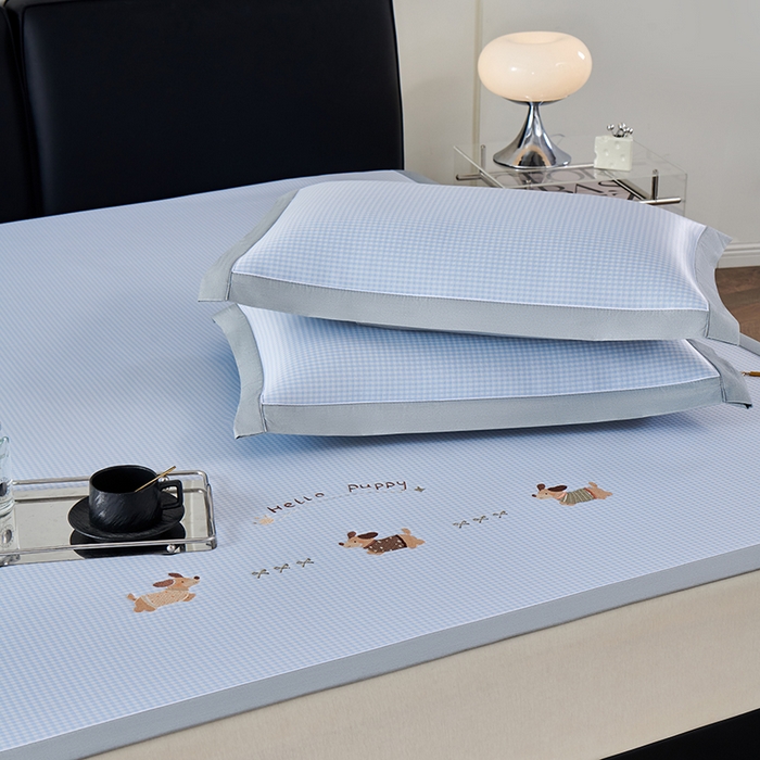 91家纺网 家纺一手货源 找家纺 小牛席业 2026新款腊肠狗绣花凉感冰丝席凉席席子 腊肠狗-蓝色