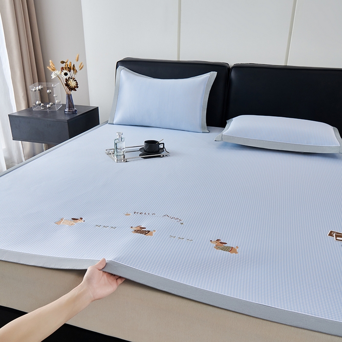 91家纺网 家纺一手货源 找家纺 小牛席业 2026新款腊肠狗绣花凉感冰丝席凉席席子 腊肠狗-蓝色