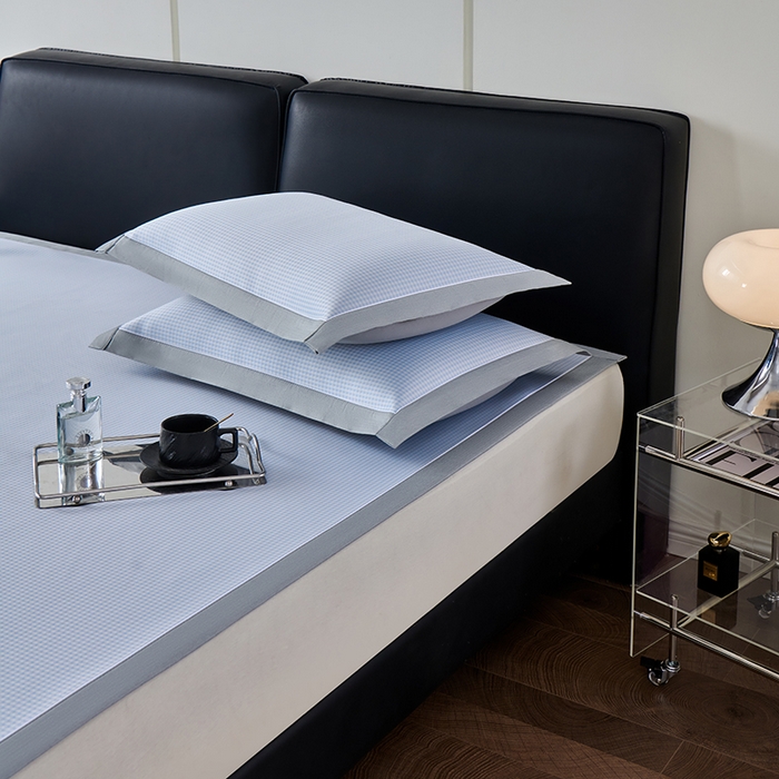 91家纺网 家纺一手货源 找家纺 小牛席业 2026新款腊肠狗绣花凉感冰丝席凉席席子 腊肠狗-蓝色