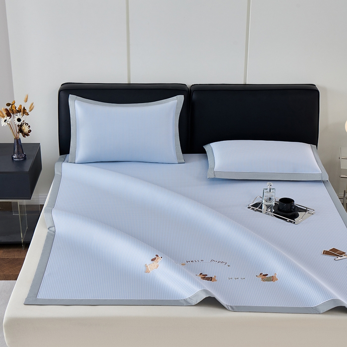 91家纺网 家纺一手货源 找家纺 小牛席业 2026新款腊肠狗绣花凉感冰丝席凉席席子 腊肠狗-蓝色