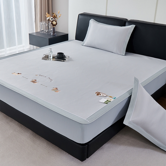 91家纺网 家纺一手货源 找家纺 （总）小牛席业 2026新款腊肠狗绣花凉感冰丝席凉席席子-(床笠款)凉席藤席冰藤席冰丝席竹席乳胶席