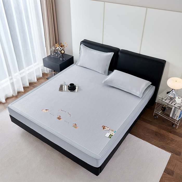 91家纺网 家纺一手货源 找家纺 （总）小牛席业 2026新款腊肠狗绣花凉感冰丝席凉席席子-(床笠款)凉席藤席冰藤席冰丝席竹席乳胶席