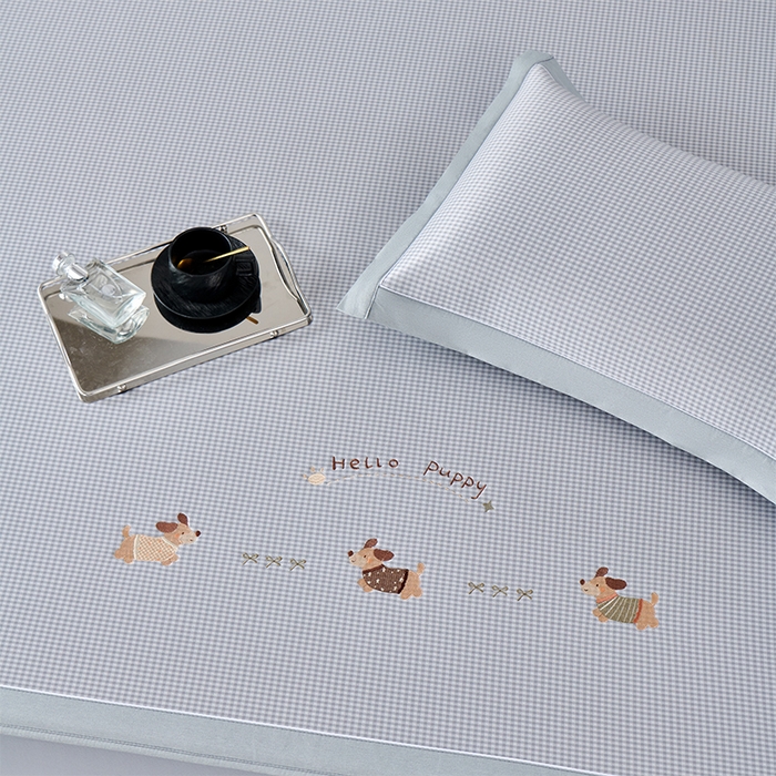 91家纺网 家纺一手货源 找家纺 （总）小牛席业 2026新款腊肠狗绣花凉感冰丝席凉席席子-(床笠款)凉席藤席冰藤席冰丝席竹席乳胶席