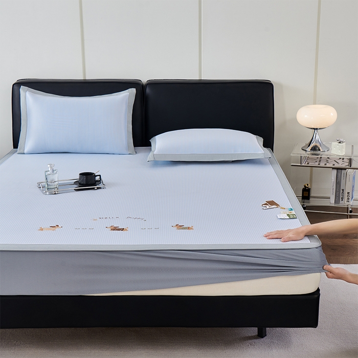 91家纺网 家纺一手货源 找家纺 （总）小牛席业 2026新款腊肠狗绣花凉感冰丝席凉席席子-(床笠款)凉席藤席冰藤席冰丝席竹席乳胶席