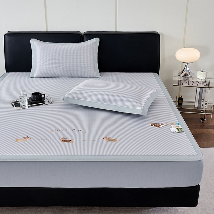 91家纺网 家纺一手货源 找家纺 小牛席业 2026新款腊肠狗绣花凉感冰丝席凉席席子-床笠款 腊肠狗-灰色