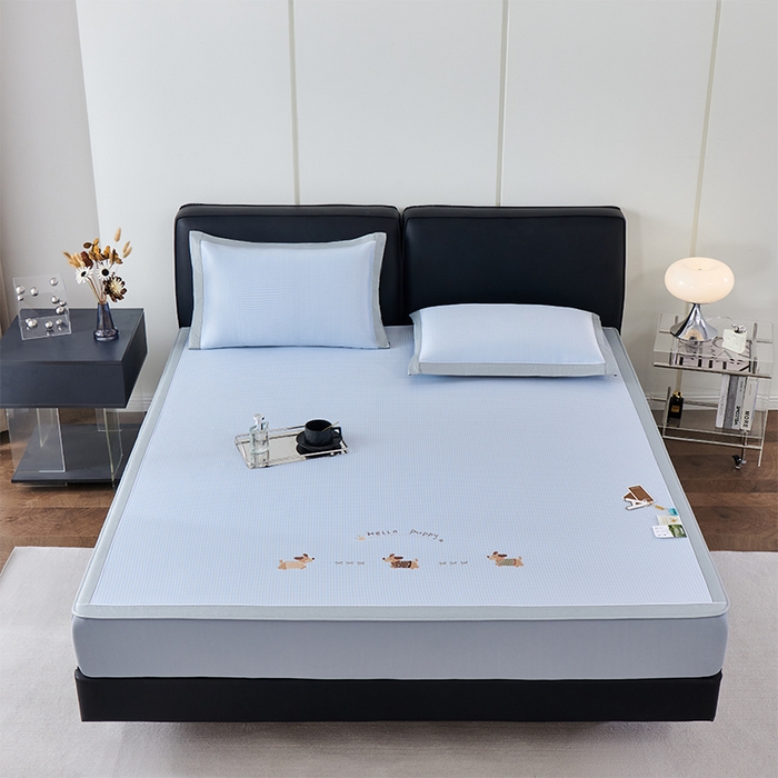 91家纺网 家纺一手货源 找家纺 小牛席业 2026新款腊肠狗绣花凉感冰丝席凉席席子-床笠款 腊肠狗-蓝色