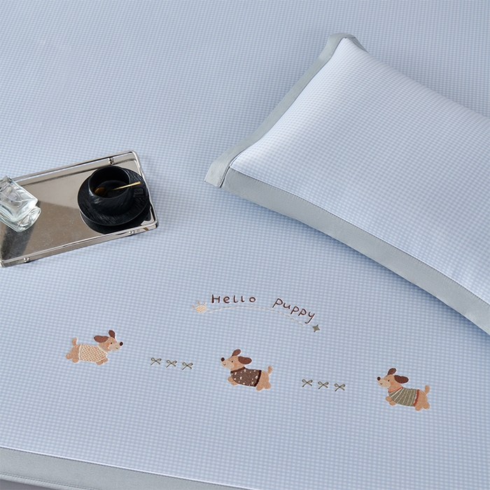 91家纺网 家纺一手货源 找家纺 小牛席业 2026新款腊肠狗绣花凉感冰丝席凉席席子-床笠款 腊肠狗-蓝色