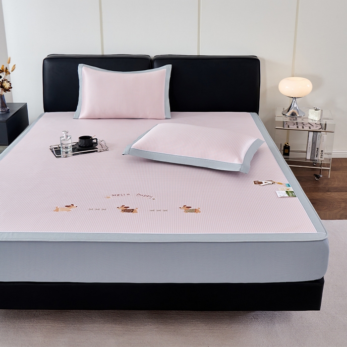 91家纺网 家纺一手货源 找家纺 小牛席业 2026新款腊肠狗绣花凉感冰丝席凉席席子-床笠款 腊肠狗-粉色