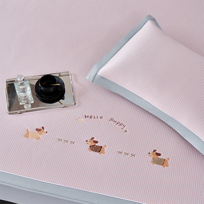 91家纺网 家纺一手货源 找家纺 小牛席业 2026新款腊肠狗绣花凉感冰丝席凉席席子-床笠款 腊肠狗-粉色