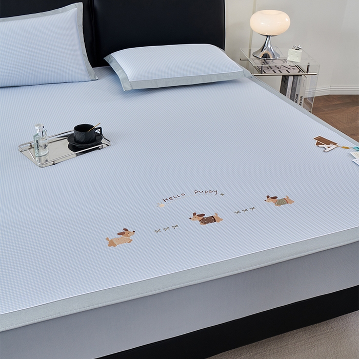 91家纺网 家纺一手货源 找家纺 小牛席业 2026新款腊肠狗绣花凉感冰丝席凉席席子-床笠款 腊肠狗-蓝色