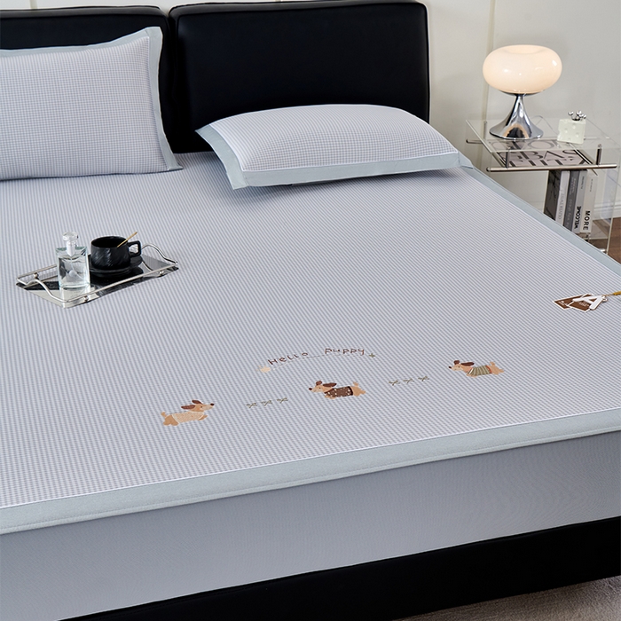 91家纺网 家纺一手货源 找家纺 小牛席业 2026新款腊肠狗绣花凉感冰丝席凉席席子-床笠款 腊肠狗-灰色