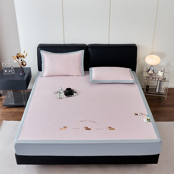 91家纺网 家纺一手货源 找家纺 小牛席业 2026新款腊肠狗绣花凉感冰丝席凉席席子-床笠款 腊肠狗-粉色