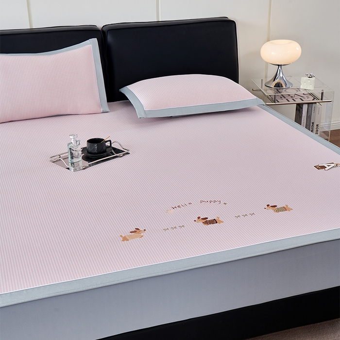 91家纺网 家纺一手货源 找家纺 小牛席业 2026新款腊肠狗绣花凉感冰丝席凉席席子-床笠款 腊肠狗-粉色