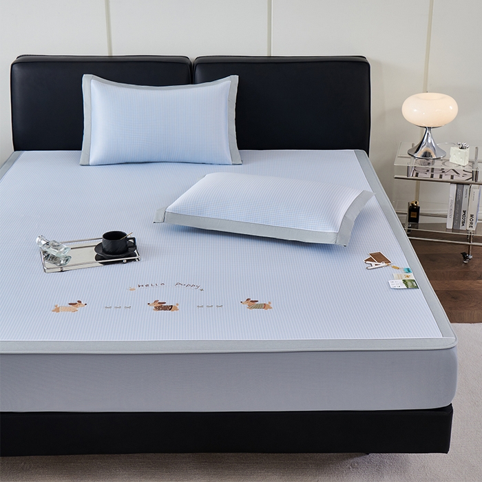 91家纺网 家纺一手货源 找家纺 小牛席业 2026新款腊肠狗绣花凉感冰丝席凉席席子-床笠款 腊肠狗-蓝色