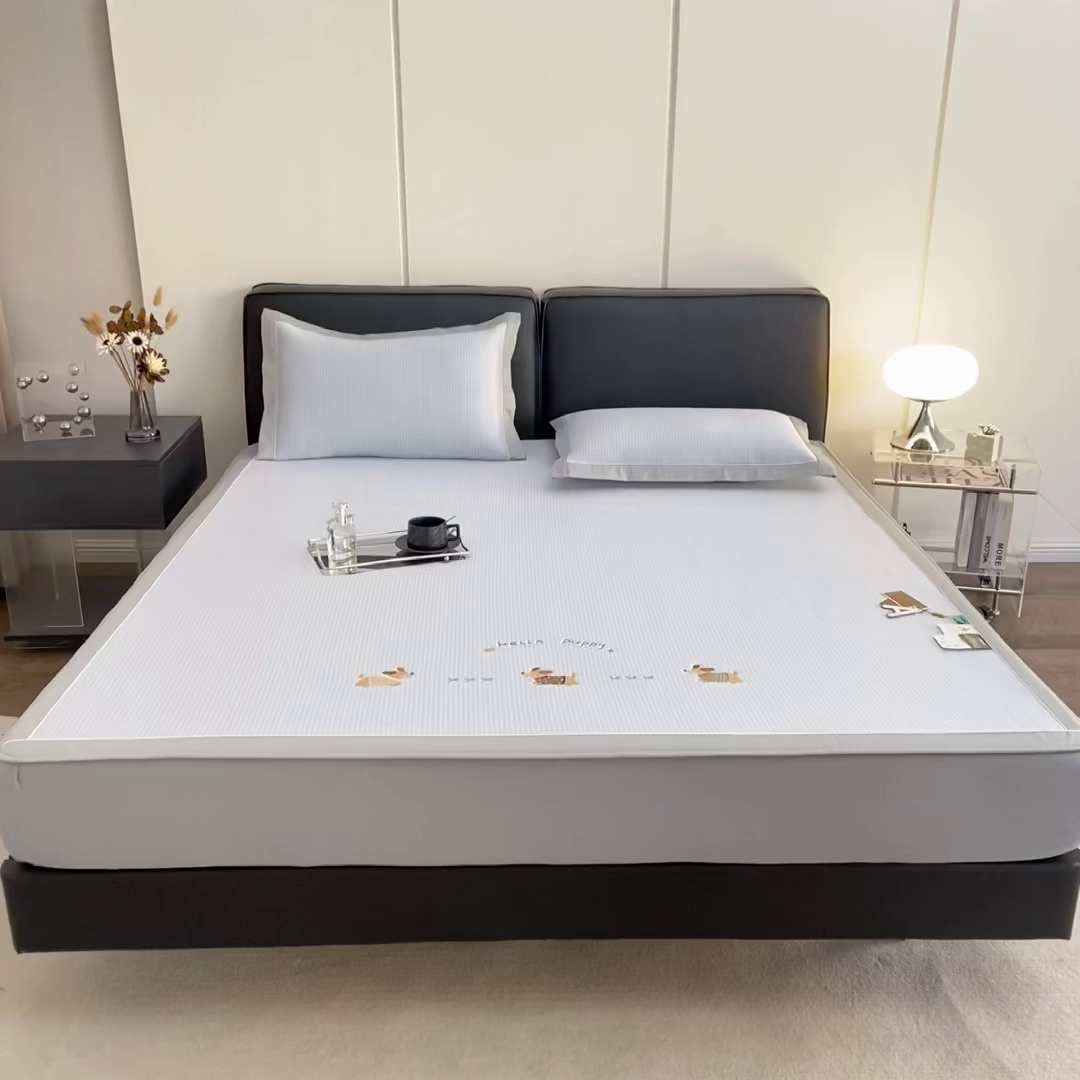 91家纺网 家纺一手货源 找家纺 小牛席业 2026新款腊肠狗绣花凉感冰丝席凉席席子-床笠款 腊肠狗-蓝色