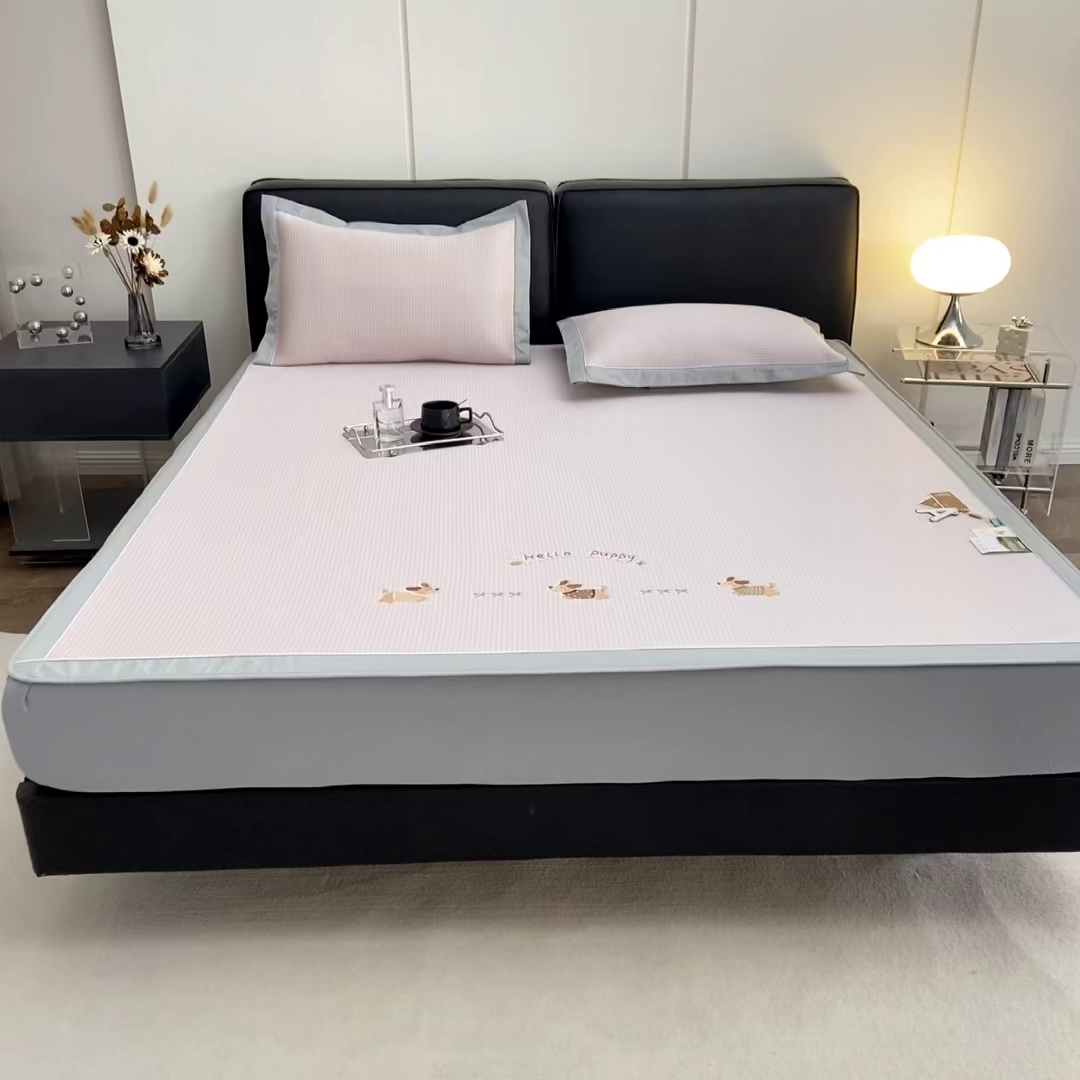 91家纺网 家纺一手货源 找家纺 小牛席业 2026新款腊肠狗绣花凉感冰丝席凉席席子-床笠款 腊肠狗-粉色