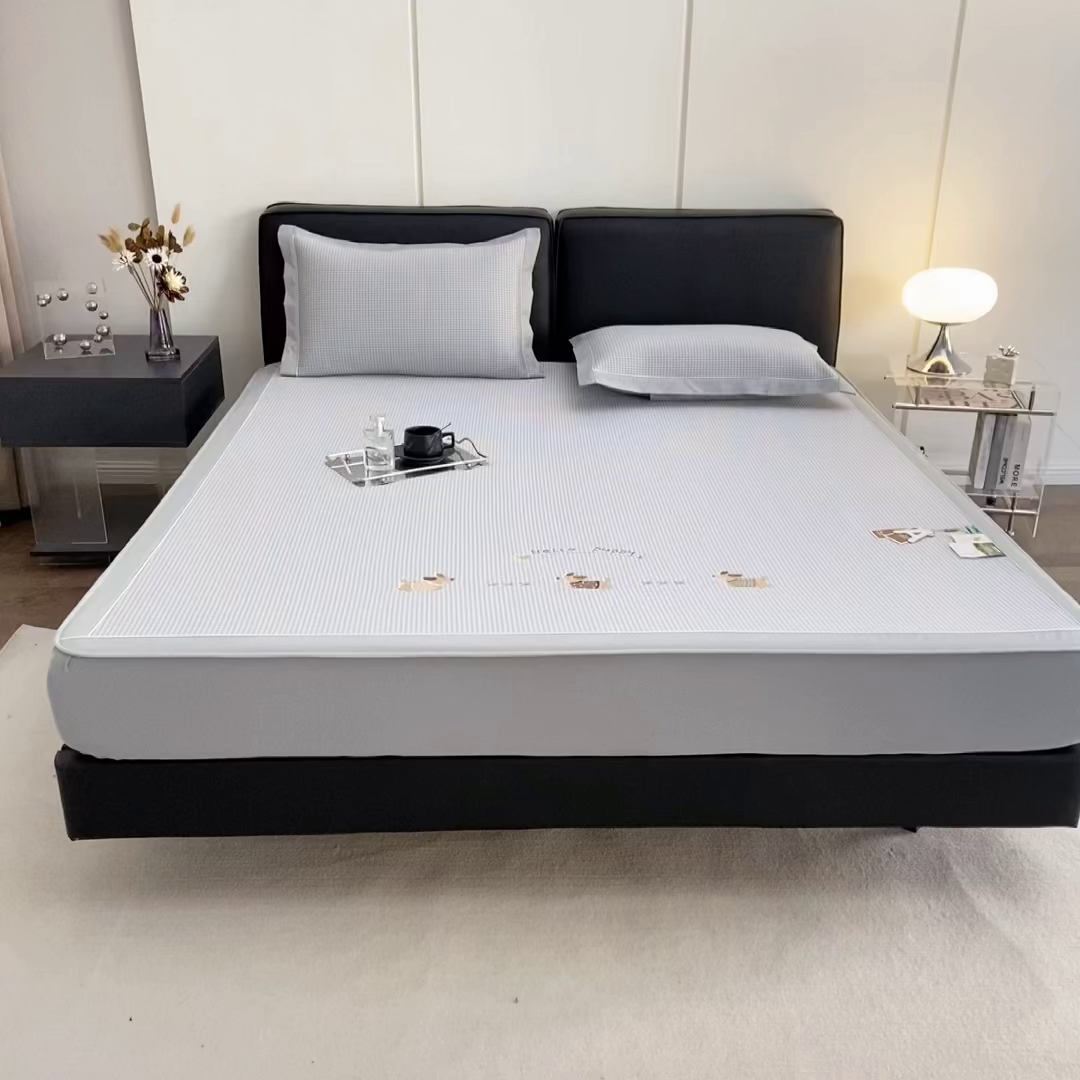 91家纺网 家纺一手货源 找家纺 （总）小牛席业 2026新款腊肠狗绣花凉感冰丝席凉席席子-(床笠款)凉席藤席冰藤席冰丝席竹席乳胶席