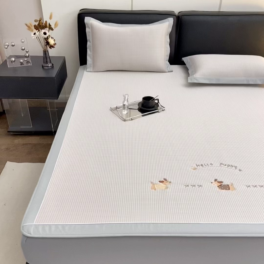 91家纺网 家纺一手货源 找家纺 小牛席业 2026新款腊肠狗绣花凉感冰丝席凉席席子-床笠款 腊肠狗-香槟