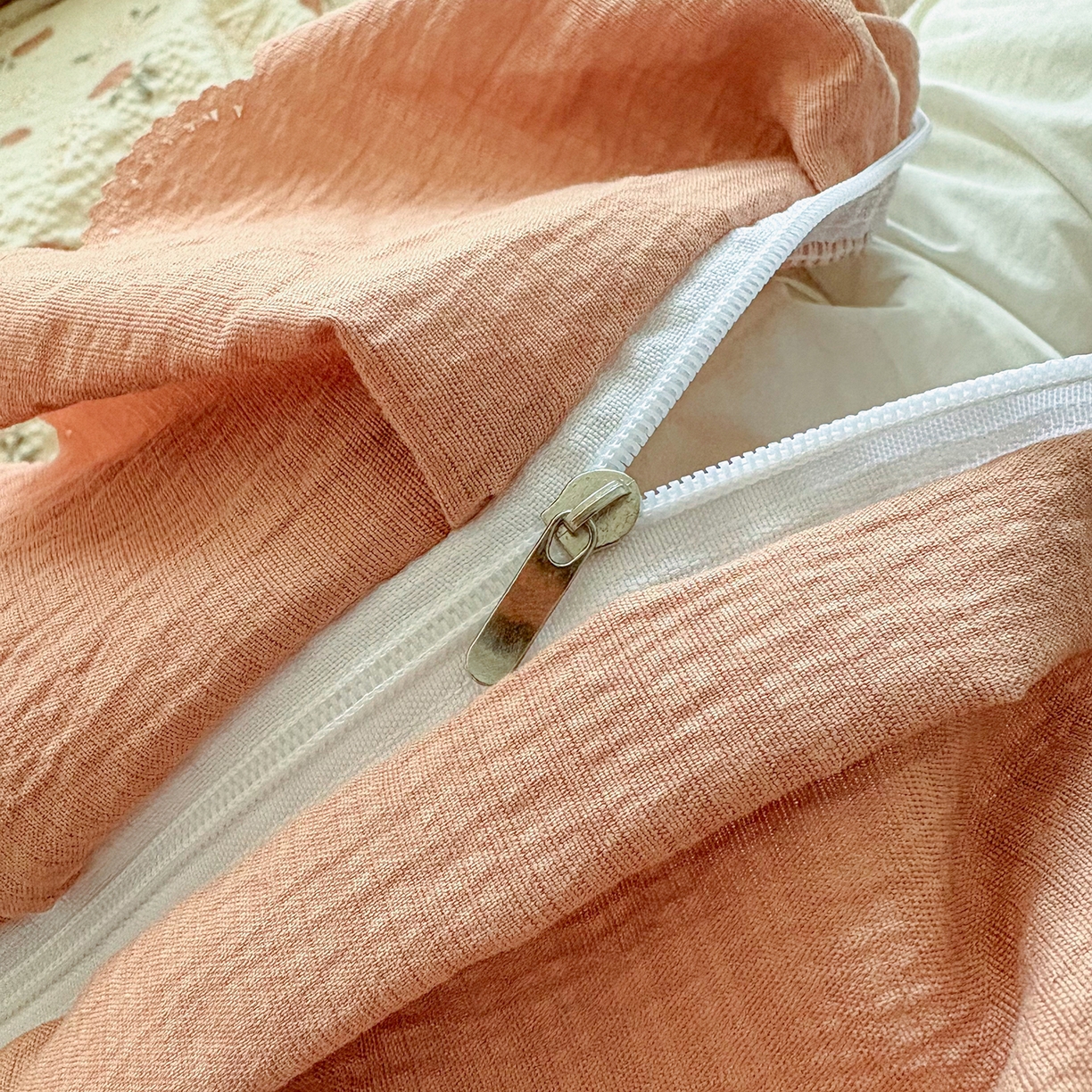 91家纺网 家纺一手货源 找家纺 绒耀家纺 2026春夏直播爆款泡芙棉云感双层纱皱皱纱韩式花边床盖四件套 事事如意