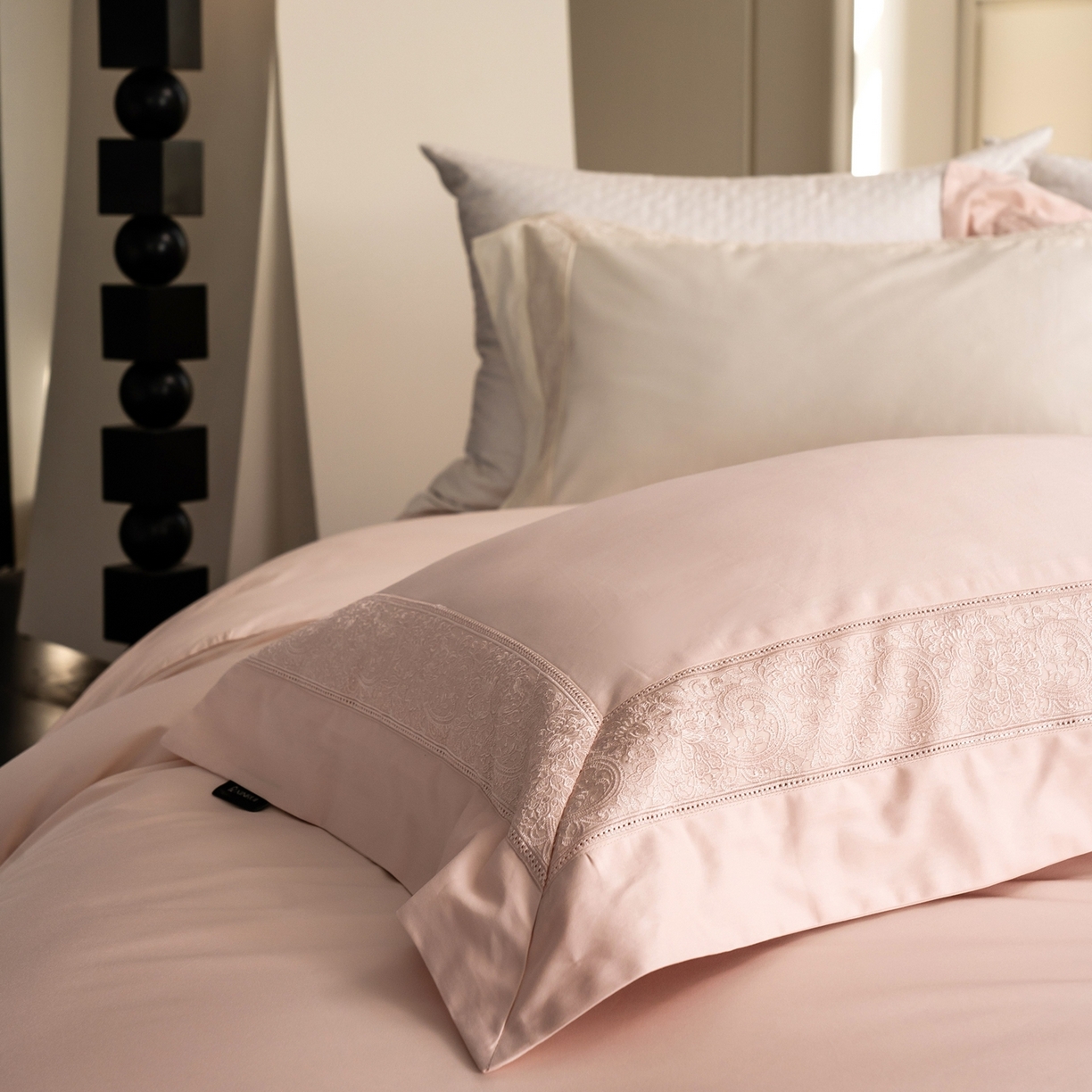 91家纺网 家纺一手货源 找家纺 馨蕊家居 2026新款100S全棉纯棉高定高精密刺绣四件套-兰芙 兰芙-蔷薇粉