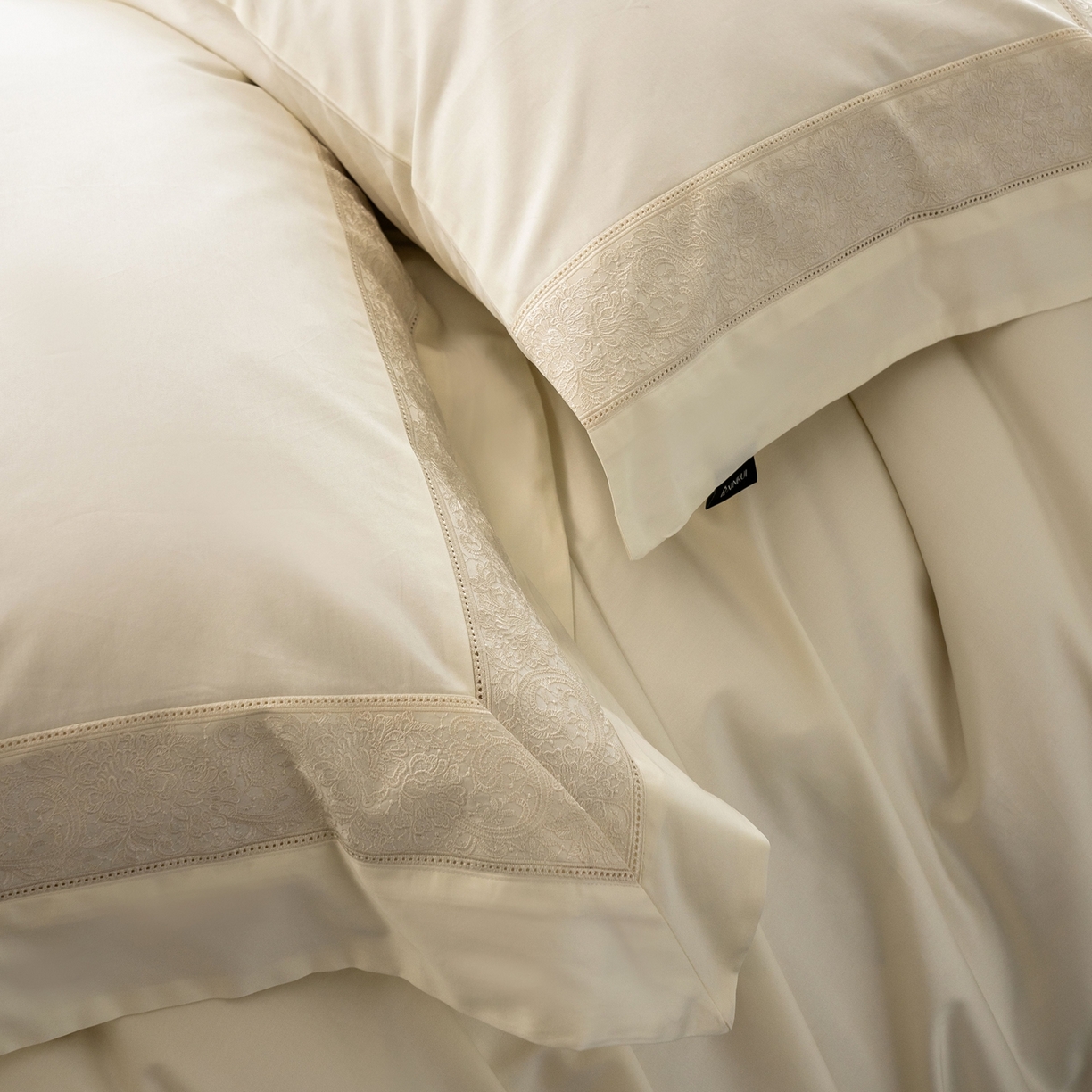 91家纺网 家纺一手货源 找家纺 馨蕊家居 2026新款100S全棉纯棉高定高精密刺绣四件套-兰芙 兰芙-月光白