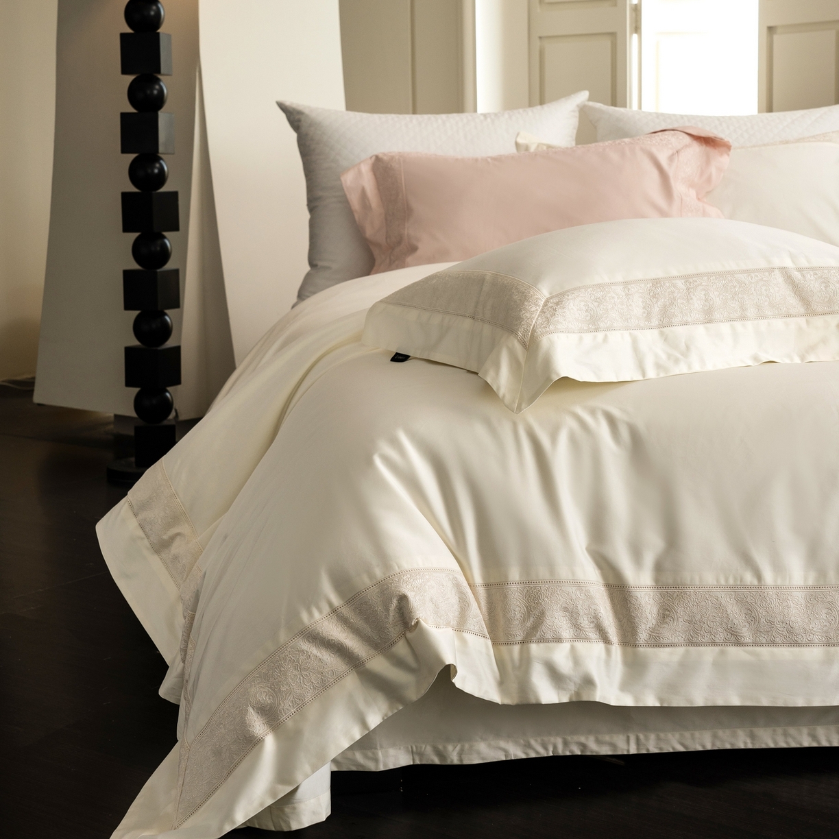 91家纺网 家纺一手货源 找家纺 馨蕊家居 2026新款100S全棉纯棉高定高精密刺绣四件套-兰芙 兰芙-月光白