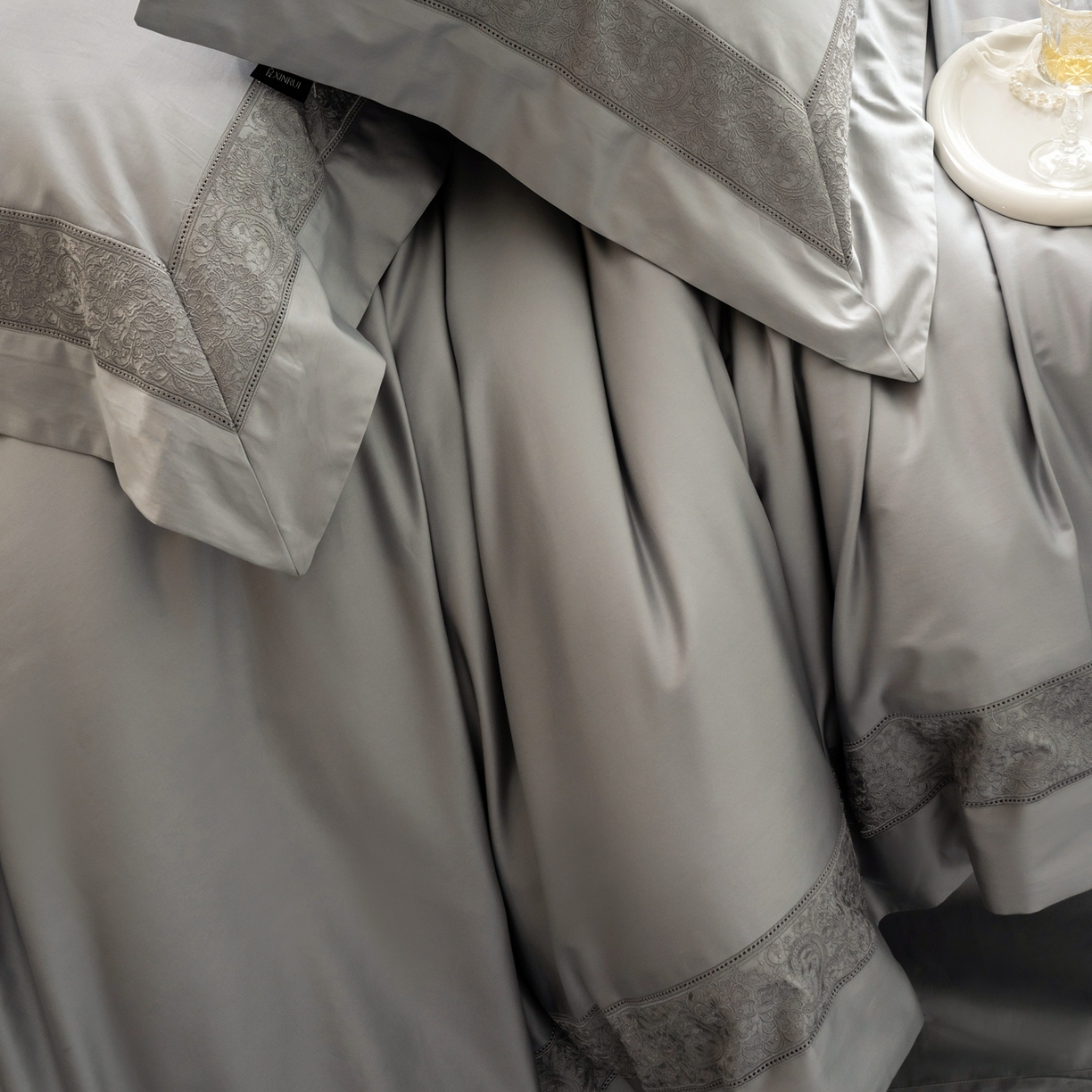 91家纺网 家纺一手货源 找家纺 馨蕊家居 2026新款100S全棉纯棉高定高精密刺绣四件套-兰芙 兰芙-高级灰