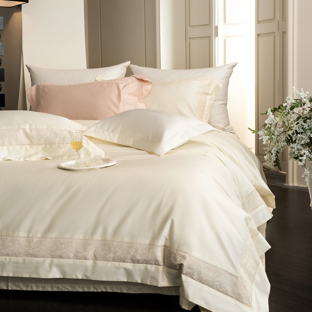 91家纺网 家纺一手货源 找家纺 馨蕊家居 2026新款100S全棉纯棉高定高精密刺绣四件套-兰芙 兰芙-月光白