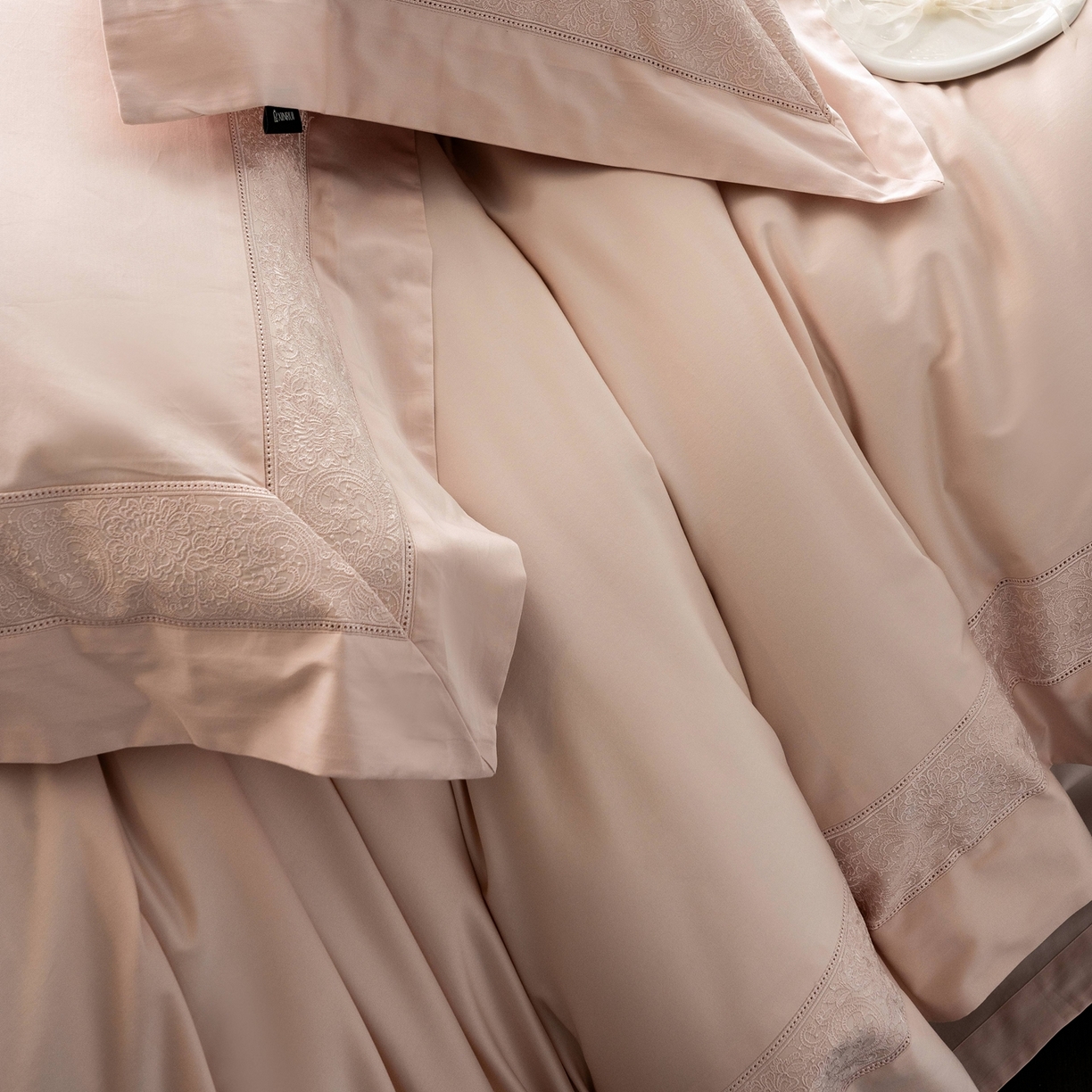 91家纺网 家纺一手货源 找家纺 馨蕊家居 2026新款100S全棉纯棉高定高精密刺绣四件套-兰芙 兰芙-蔷薇粉