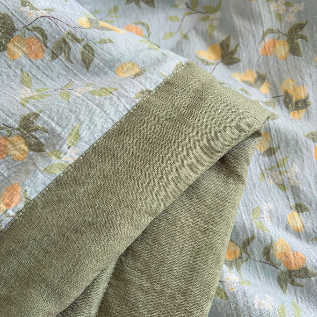 91家纺网 家纺一手货源 找家纺 绒耀家纺 2026春夏直播爆款泡芙棉云感双层纱皱皱纱韩式花边床盖四件套 桃枝夭夭