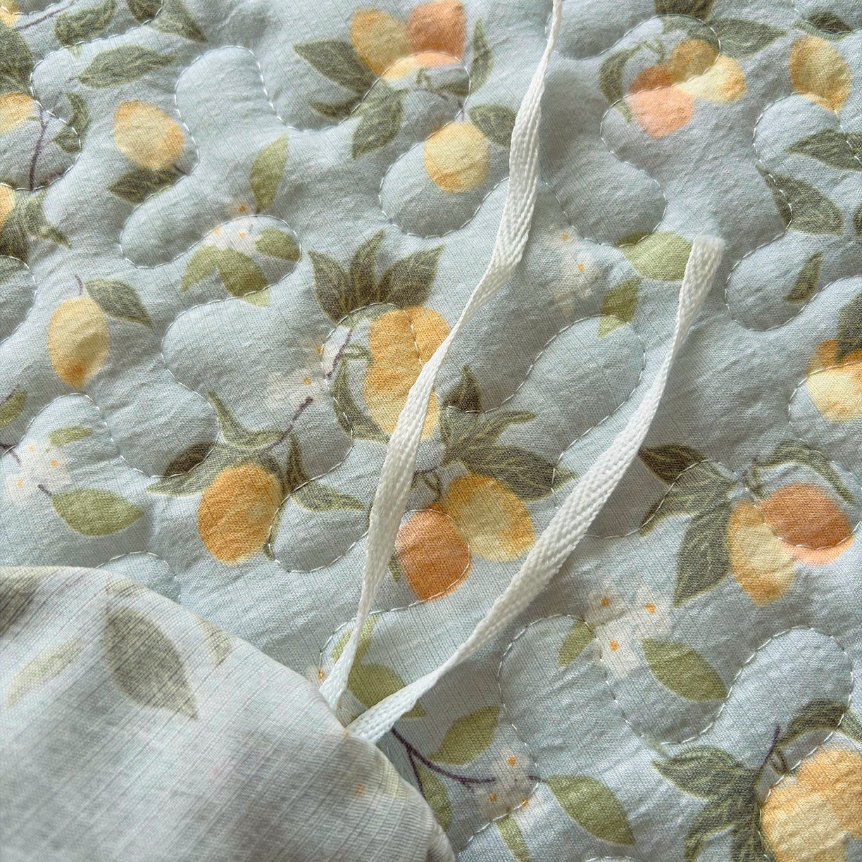 91家纺网 家纺一手货源 找家纺 绒耀家纺 2026春夏直播爆款泡芙棉云感双层纱皱皱纱韩式花边床盖四件套 桃枝夭夭