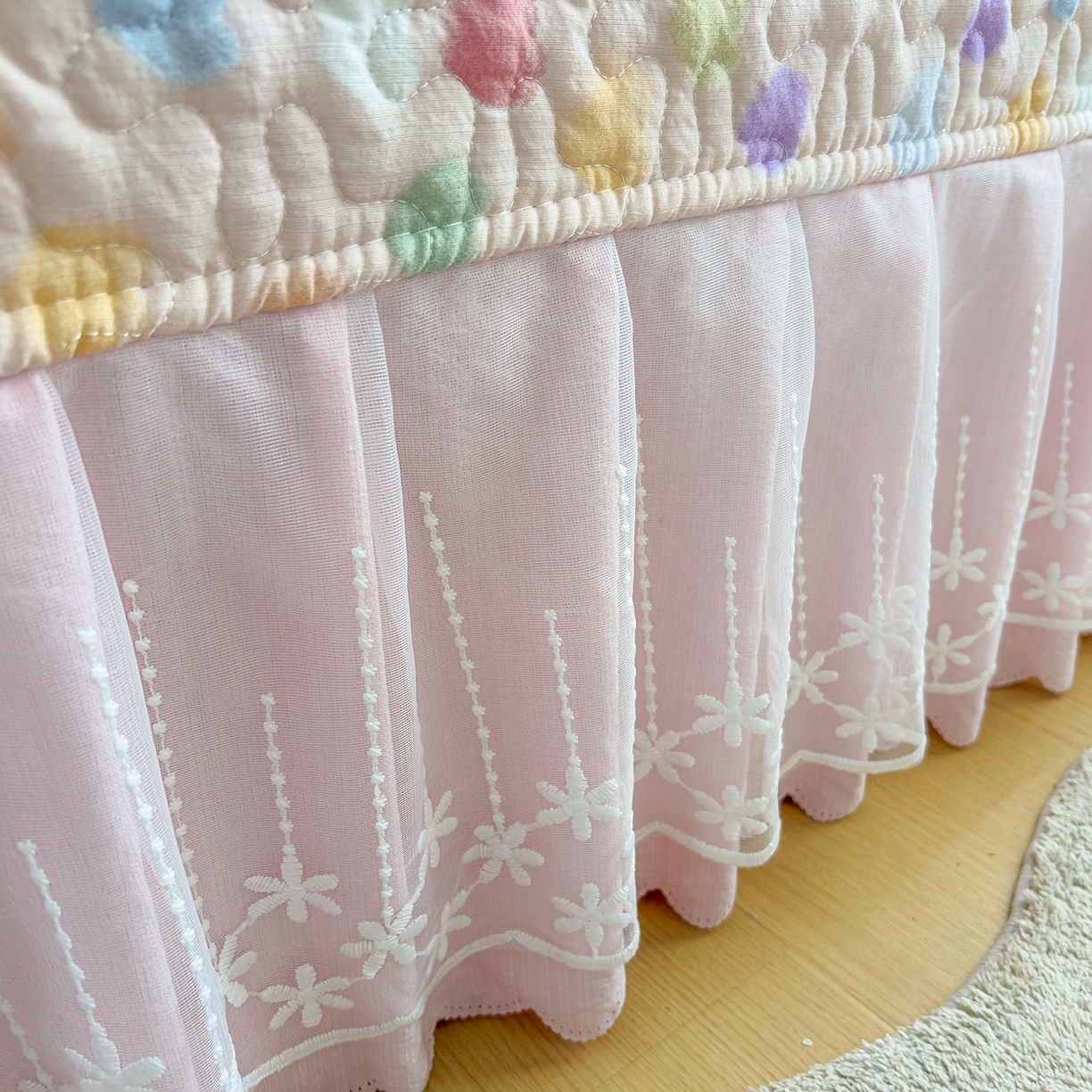 91家纺网 家纺一手货源 找家纺 绒耀家纺 2026春夏直播爆款泡芙棉云感双层纱皱皱纱韩式花边床盖四件套 甜蜜爱恋