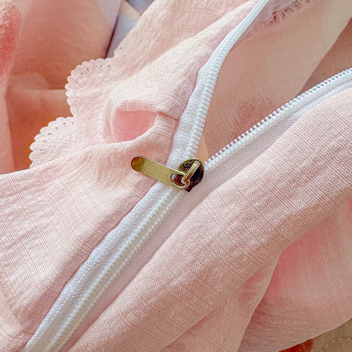 91家纺网 家纺一手货源 找家纺 绒耀家纺 2026春夏直播爆款泡芙棉云感双层纱皱皱纱韩式花边床盖四件套 甜蜜爱恋