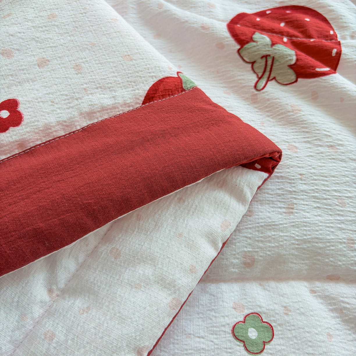 91家纺网 家纺一手货源 找家纺 绒耀家纺 2026春夏直播爆款泡芙棉云感双层纱皱皱纱韩式花边床盖四件套 甜甜草莓