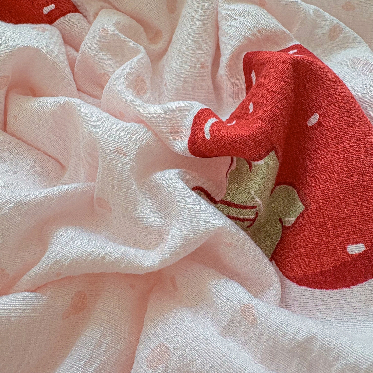 91家纺网 家纺一手货源 找家纺 绒耀家纺 2026春夏直播爆款泡芙棉云感双层纱皱皱纱韩式花边床盖四件套 甜甜草莓