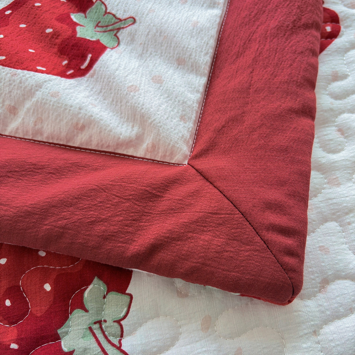 91家纺网 家纺一手货源 找家纺 绒耀家纺 2026春夏直播爆款泡芙棉云感双层纱皱皱纱韩式花边床盖四件套 甜甜草莓