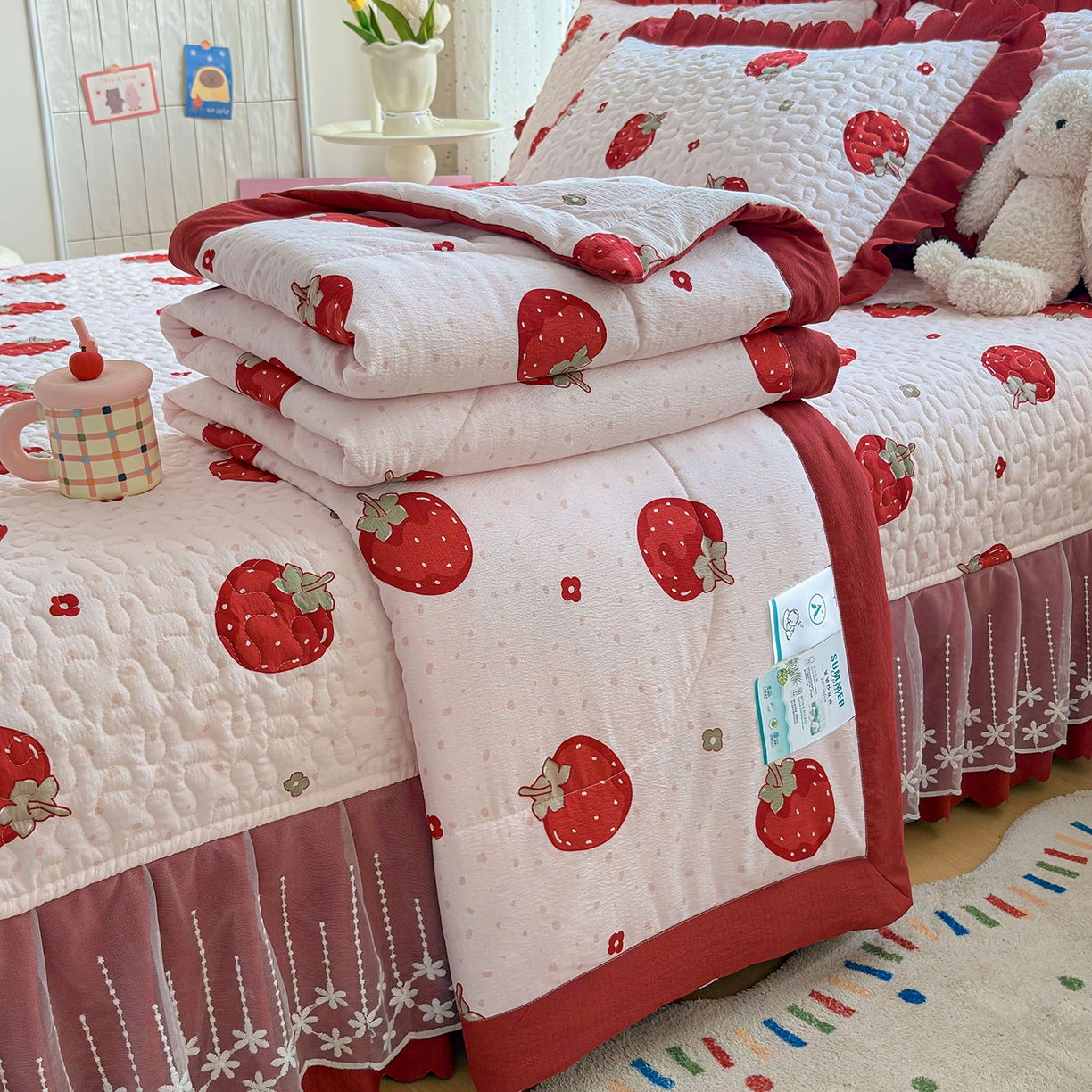 91家纺网 家纺一手货源 找家纺 绒耀家纺 2026春夏直播爆款泡芙棉云感双层纱皱皱纱韩式花边床盖四件套 甜甜草莓