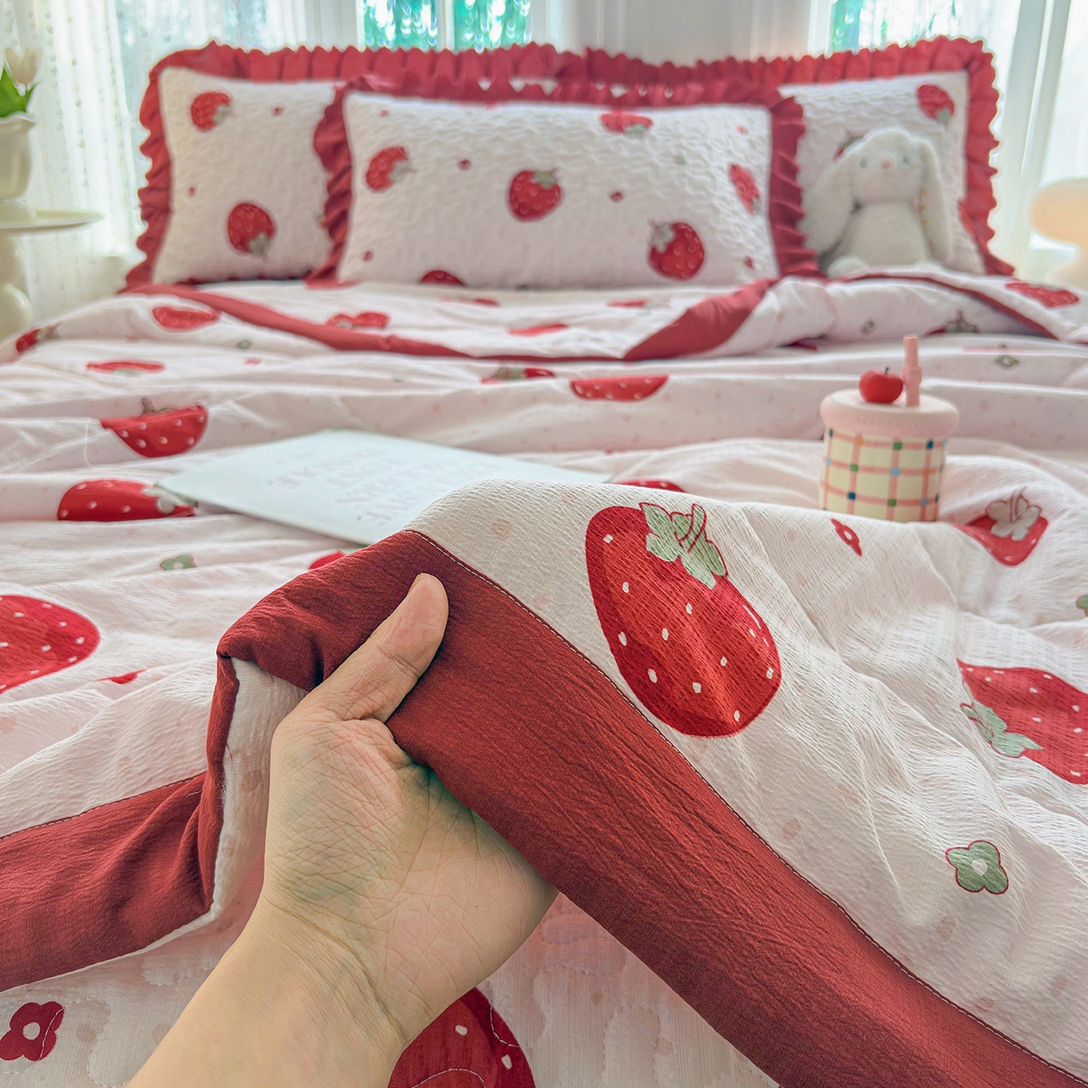 91家纺网 家纺一手货源 找家纺 绒耀家纺 2026春夏直播爆款泡芙棉云感双层纱皱皱纱韩式花边床盖四件套 甜甜草莓