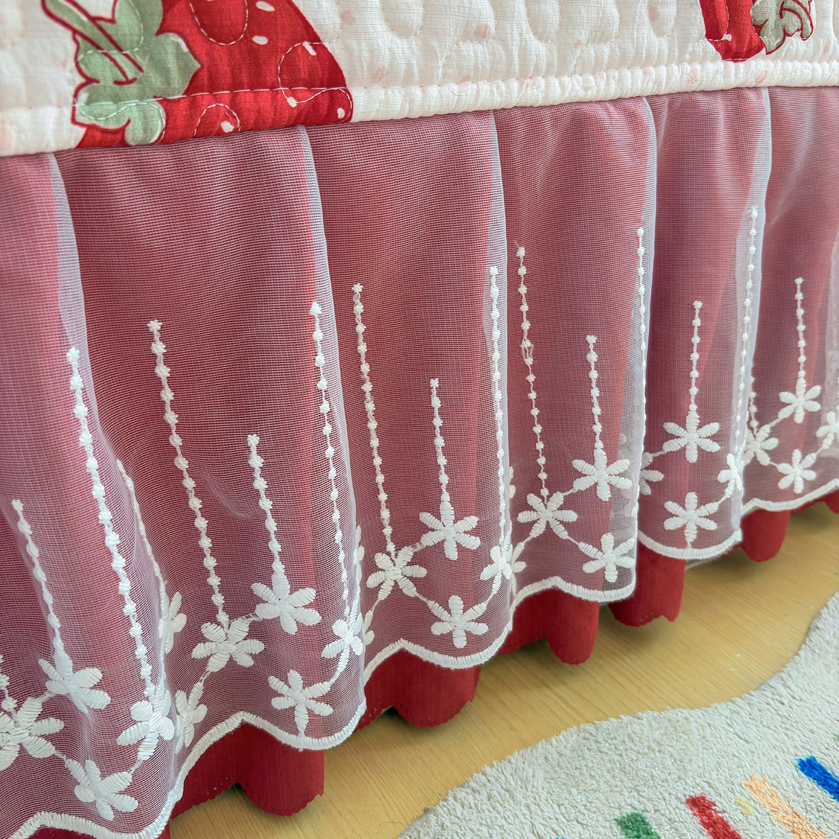 91家纺网 家纺一手货源 找家纺 绒耀家纺 2026春夏直播爆款泡芙棉云感双层纱皱皱纱韩式花边床盖四件套 甜甜草莓