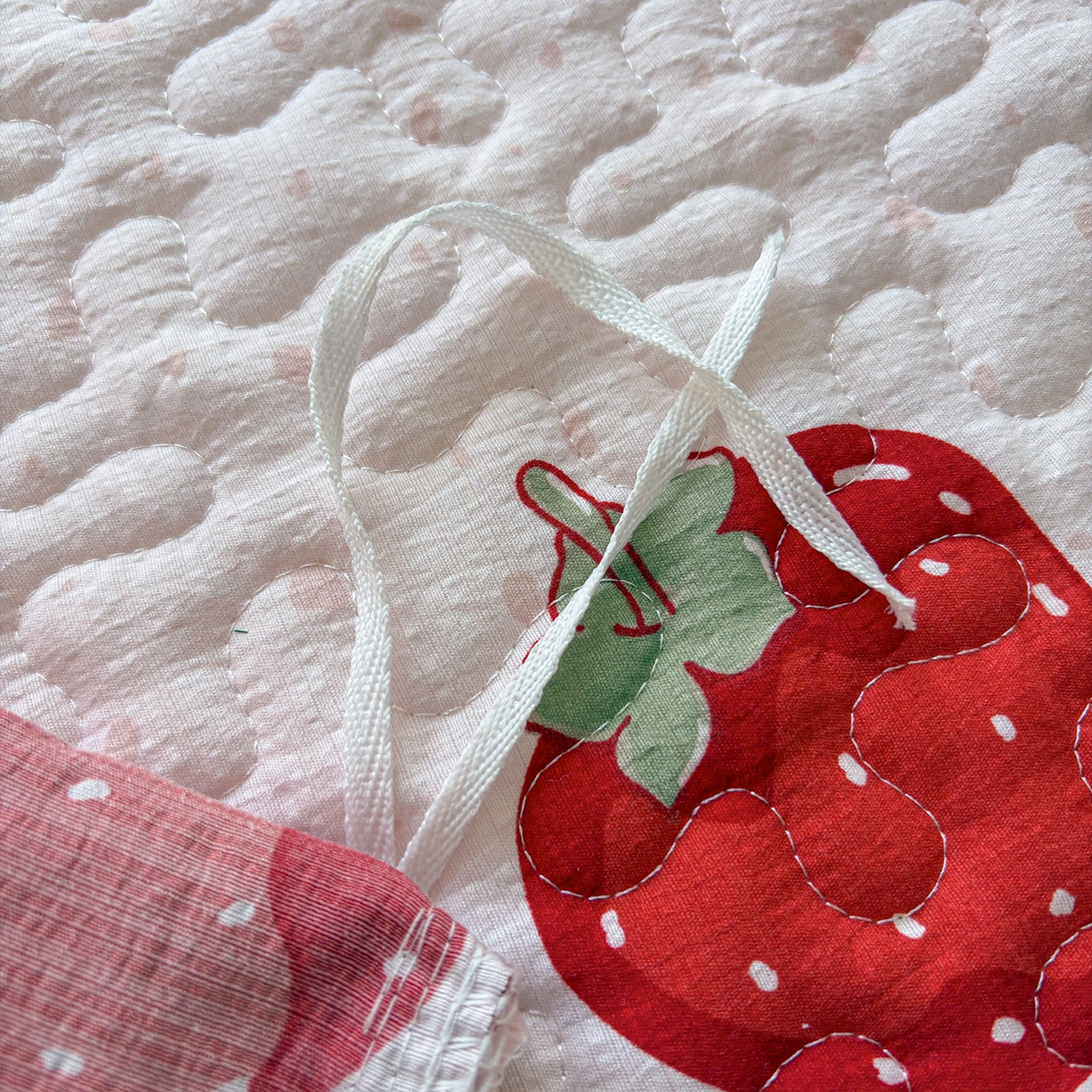 91家纺网 家纺一手货源 找家纺 绒耀家纺 2026春夏直播爆款泡芙棉云感双层纱皱皱纱韩式花边床盖四件套 甜甜草莓