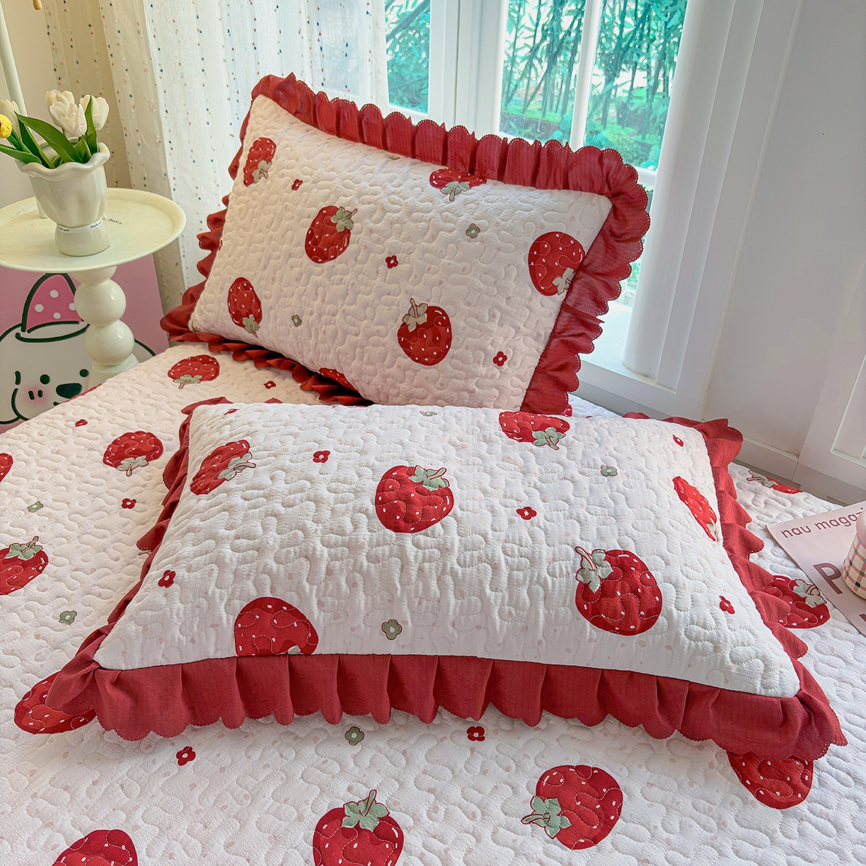 91家纺网 家纺一手货源 找家纺 绒耀家纺 2026春夏直播爆款泡芙棉云感双层纱皱皱纱韩式花边床盖四件套 甜甜草莓