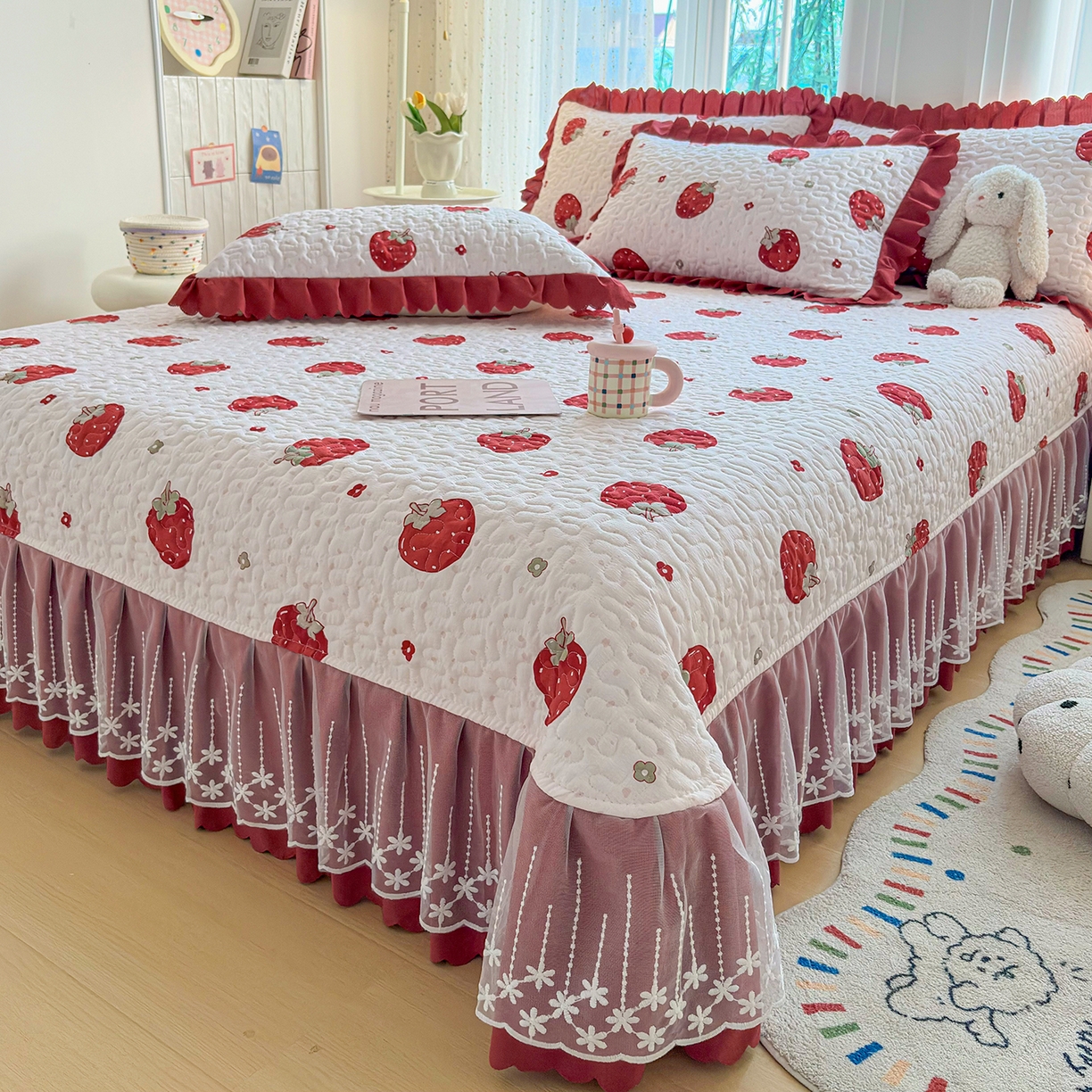 91家纺网 家纺一手货源 找家纺 绒耀家纺 2026春夏直播爆款泡芙棉云感双层纱皱皱纱韩式花边床盖四件套 甜甜草莓