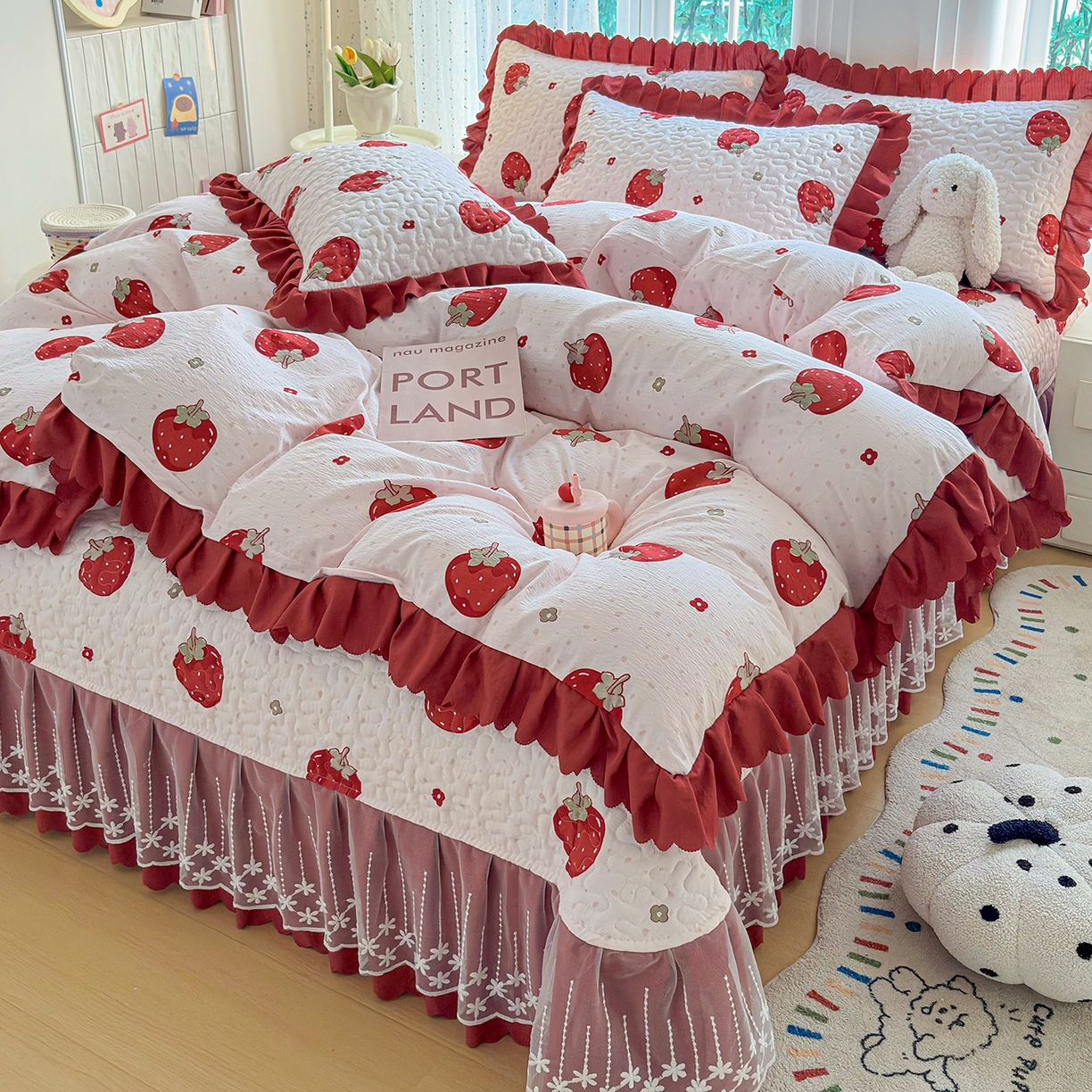 91家纺网 家纺一手货源 找家纺 绒耀家纺 2026春夏直播爆款泡芙棉云感双层纱皱皱纱韩式花边床盖四件套 甜甜草莓