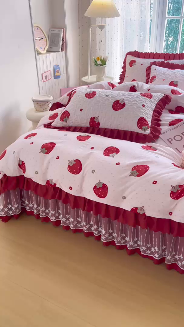 91家纺网 家纺一手货源 找家纺 绒耀家纺 2026春夏直播爆款泡芙棉云感双层纱皱皱纱韩式花边床盖四件套 甜甜草莓