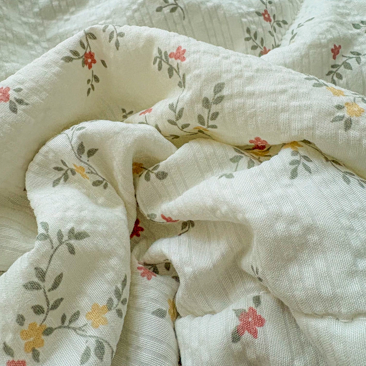 91家纺网 家纺一手货源 找家纺 绒耀家纺 2026春夏直播爆款泡芙棉云感双层纱皱皱纱韩式花边床盖四件套 夏日