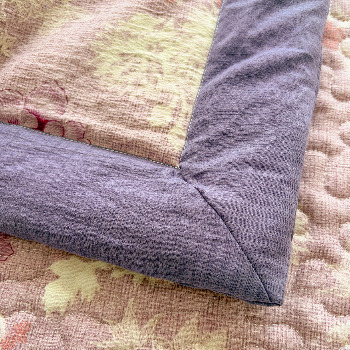 91家纺网 家纺一手货源 找家纺 绒耀家纺 2026春夏直播爆款泡芙棉云感双层纱皱皱纱韩式花边床盖四件套 紫魅