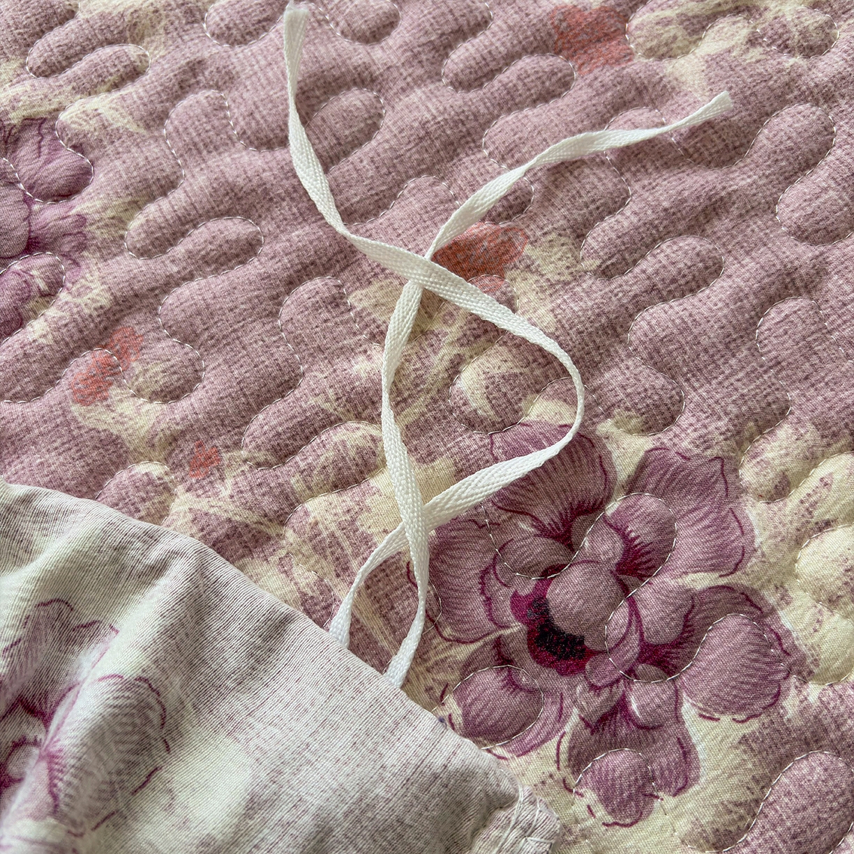 91家纺网 家纺一手货源 找家纺 绒耀家纺 2026春夏直播爆款泡芙棉云感双层纱皱皱纱韩式花边床盖四件套 紫魅