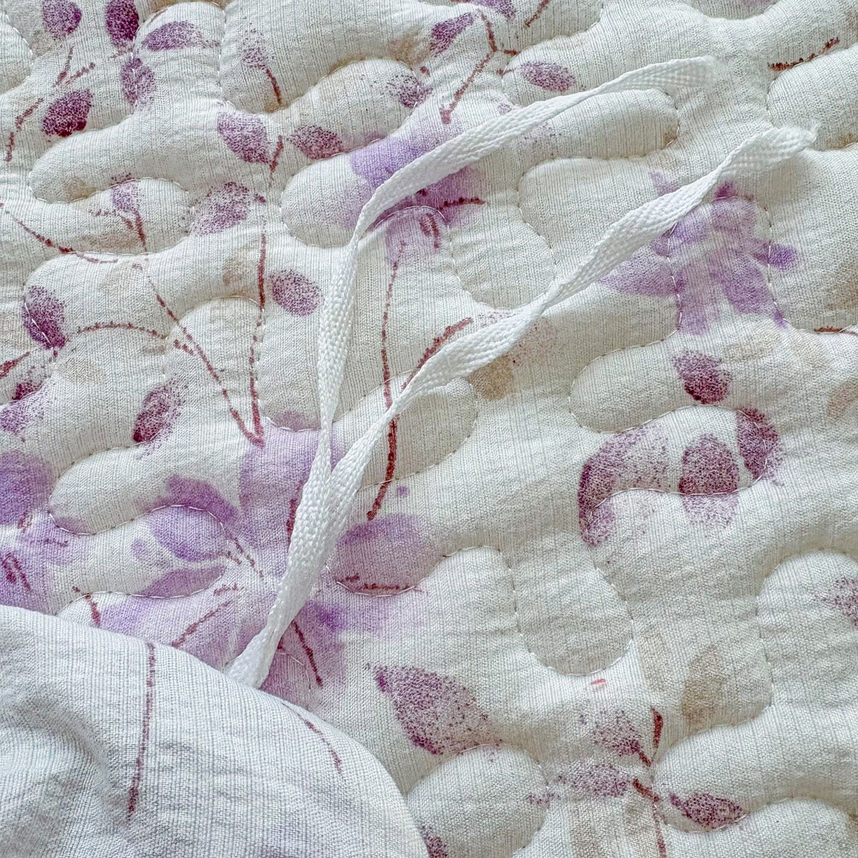 91家纺网 家纺一手货源 找家纺 绒耀家纺 2026春夏直播爆款泡芙棉云感双层纱皱皱纱韩式花边床盖四件套 紫薇