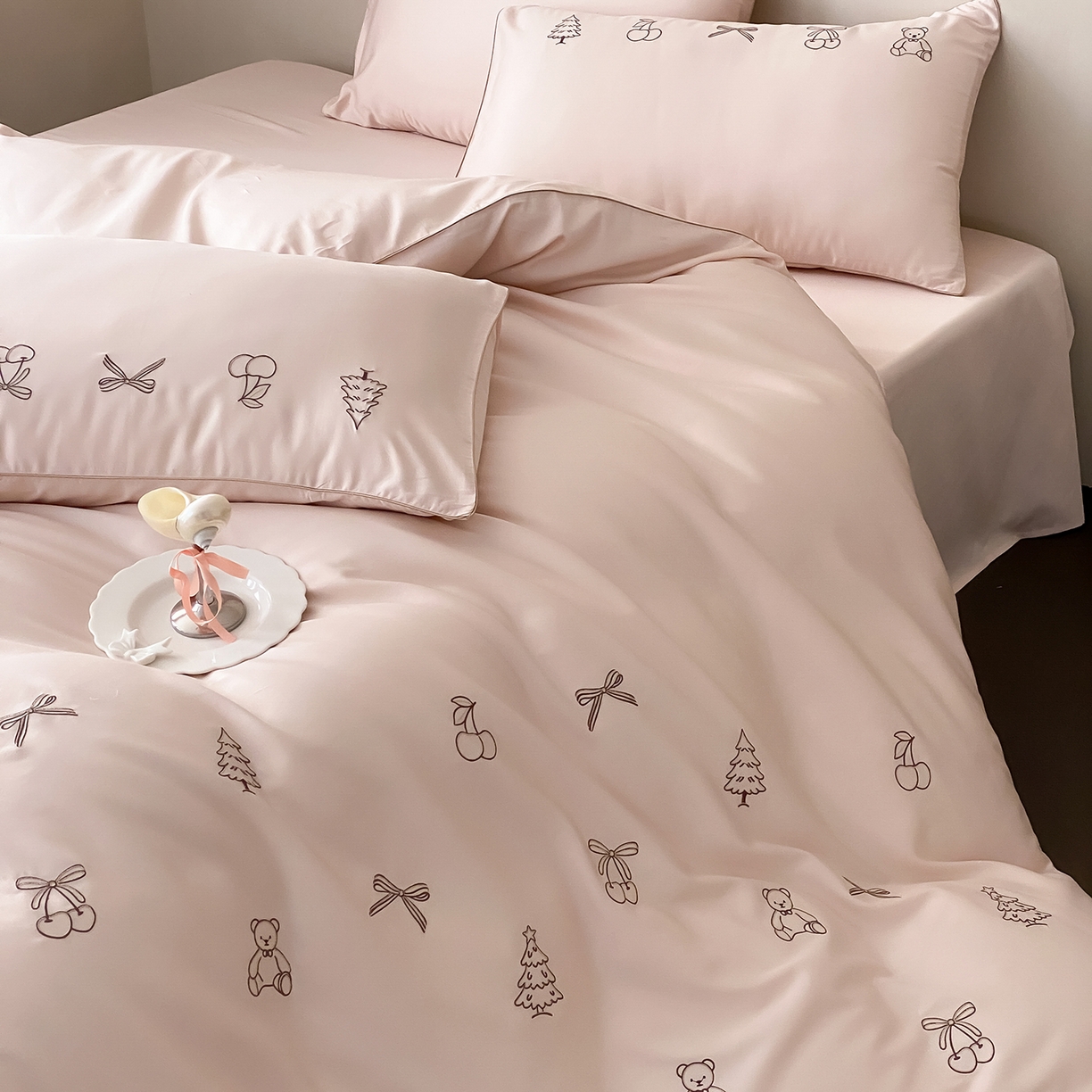 91家纺网 家纺一手货源 找家纺 曼布缇 2026新款长绒棉四件套-青春记忆（会员-20，券后308起） 青春记忆-浅粉